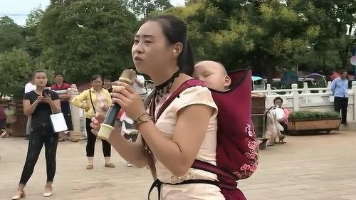 网红保安背着小孩唱歌,保安叔叔背着宝宝唱响温馨旋律