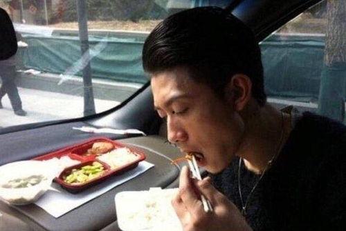 明星吃饭发脾气图片,饭桌上的情绪爆发