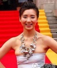 束胸女明星,时尚与健康的微妙平衡
