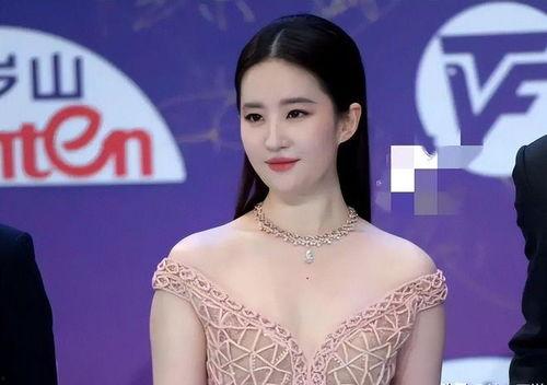 肩膀宽厚的明星,揭秘那些令人瞩目的宽肩明星风采