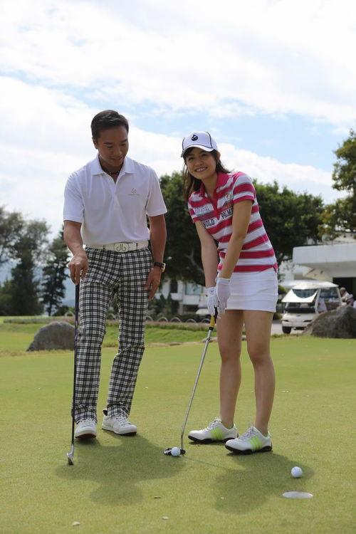 明星下面塞高尔夫球,明星球技惊人！揭秘高尔夫球塞球背后的秘密