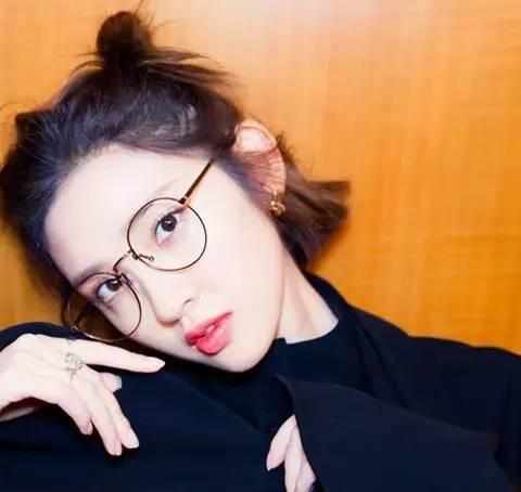 山东短发戴眼镜网红男,青春风采的时尚演绎