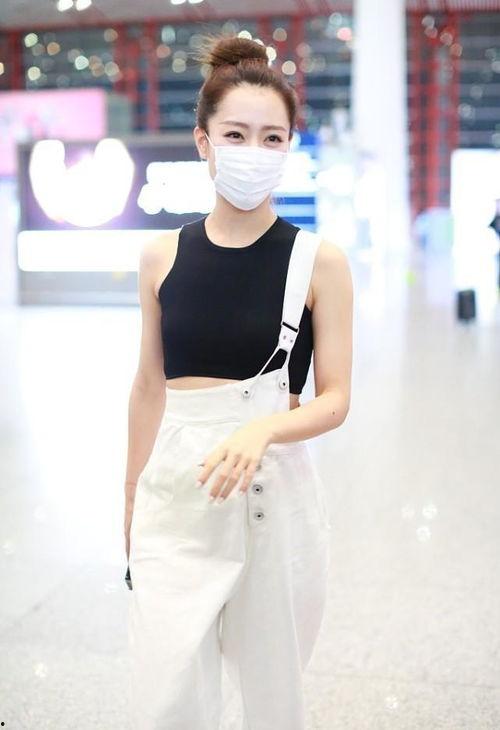 明星黑色背心,时尚与个性的完美融合