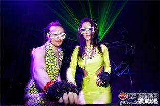 夜总会坐台明星,揭秘夜总会坐台明星的幕后生活